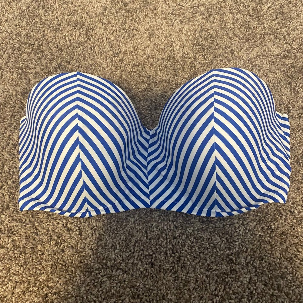 ⚡️3 for $15⚡️Blue and White Striped Bikini Top